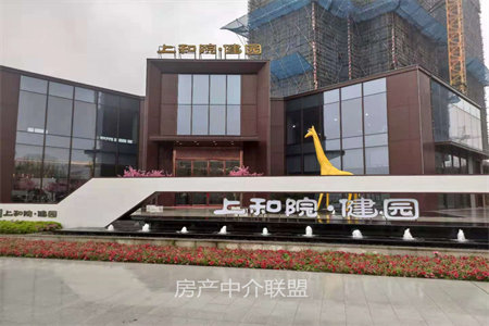 超精致装修，大三室东城名景，有车位储藏室直接入住！